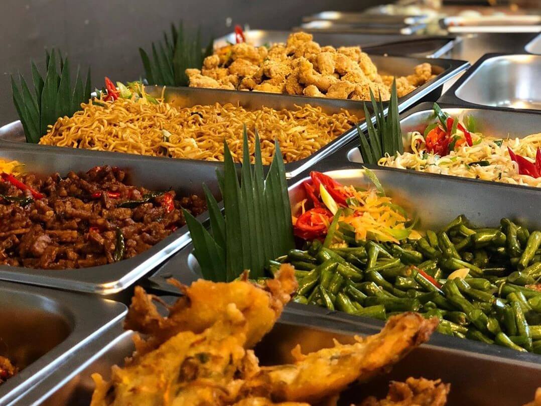 Menu prasmanan yang setiap hari berganti guna memenuhi ragamnya selera pengunjung